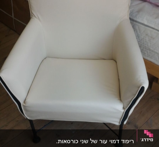 כורסה מרופדת בלבן עם רגלי מתכת שחורות